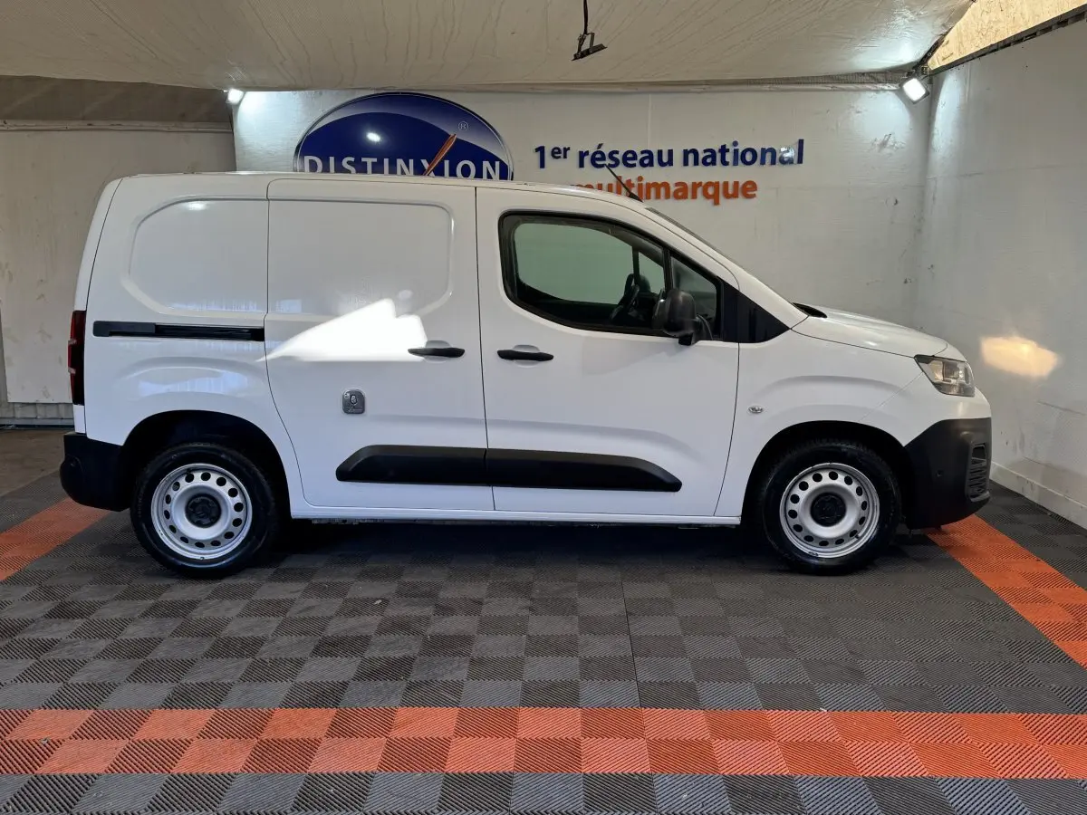 Vue de profil droit d'un utilitaire Citroën Berlingo blanc 2020 avec porte latérale coulissante et jantes acier.