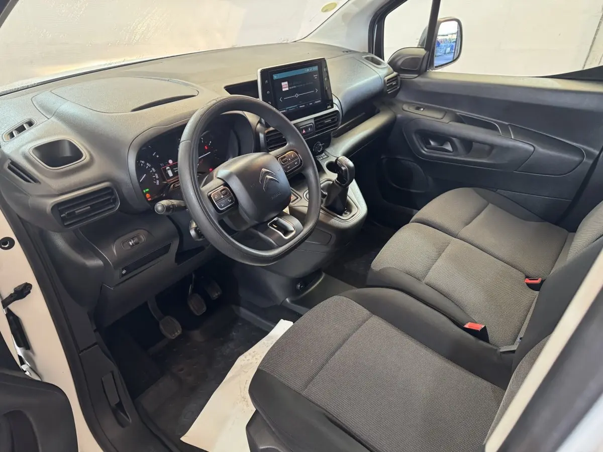 Vue intérieure côté conducteur du Citroën Berlingo blanc 2020, volant multifonctions et écran tactile central visible.