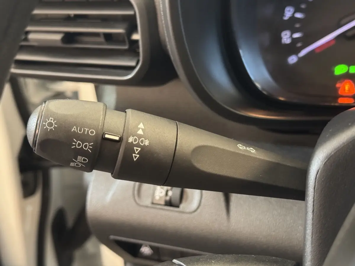 Gros plan sur la manette de commande des phares et clignotants du tableau de bord du Citroën Berlingo 2020.