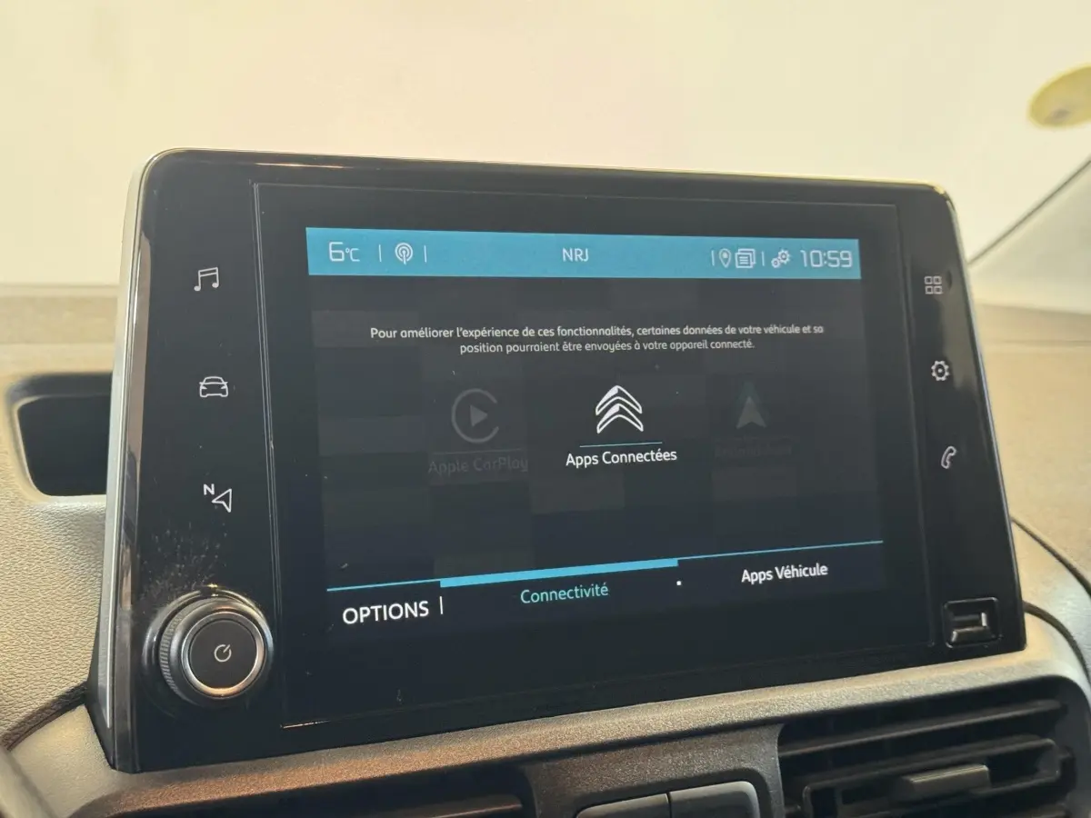 Écran tactile central du tableau de bord du Citroën Berlingo 2020 affichant le menu Apps Connectées.