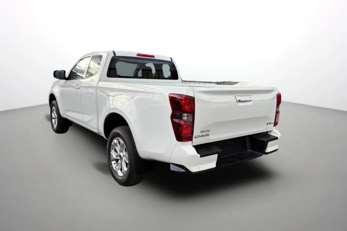 Vue 3/4 arrière droite d'un pick-up Isuzu D-MAX blanc Splash avec jantes alu et feux arrière rouges.