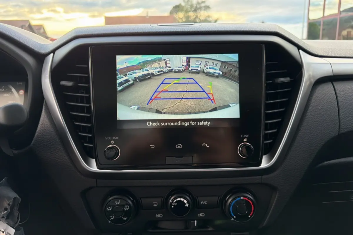 Vue intérieure du tableau de bord de l'Isuzu D-MAX 2026 avec écran tactile affichant la caméra de recul.