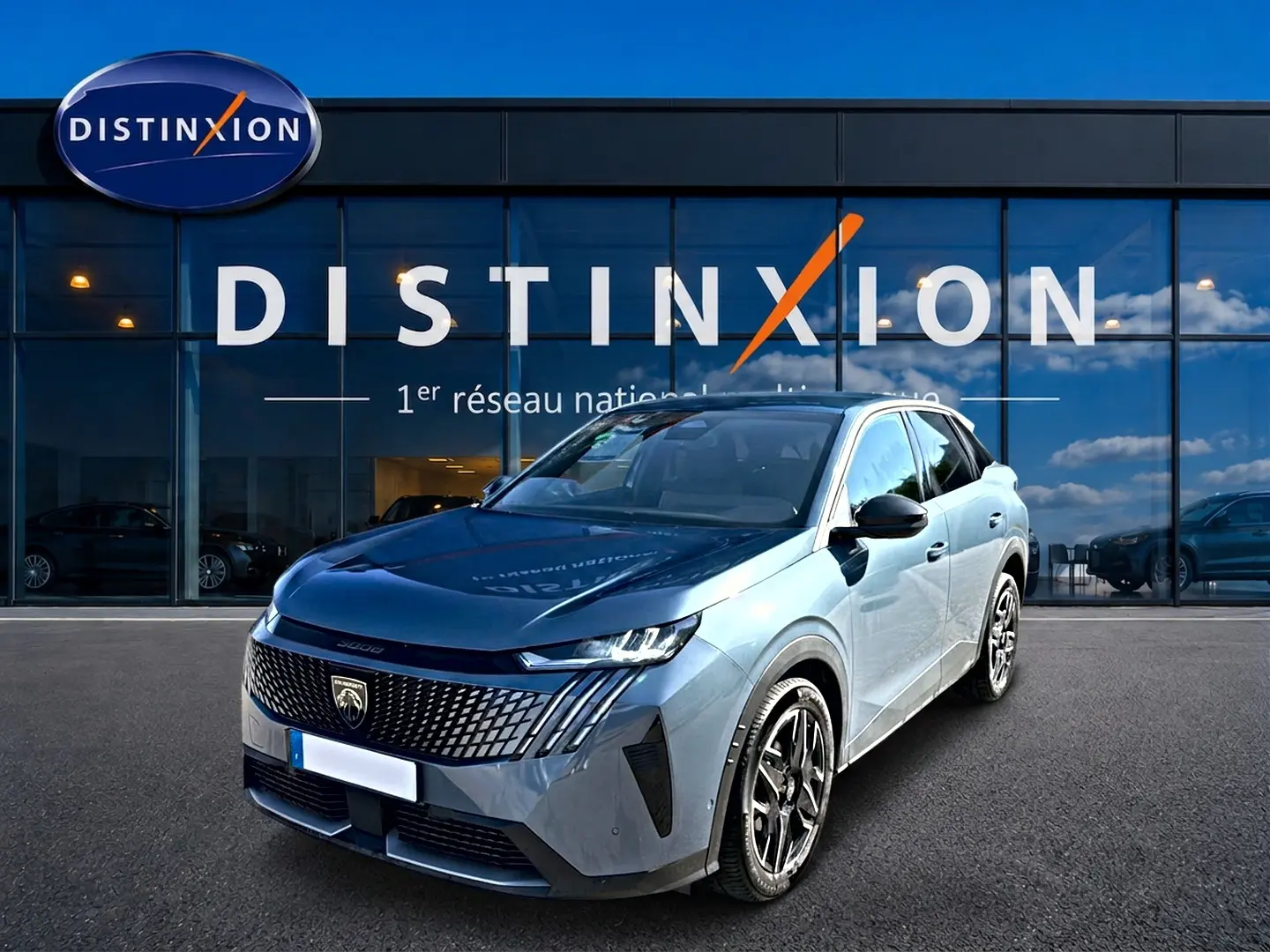 Peugeot 3008 hybride bleu en 3/4 avant droit, avec calandre distinctive et jantes alliage noires.