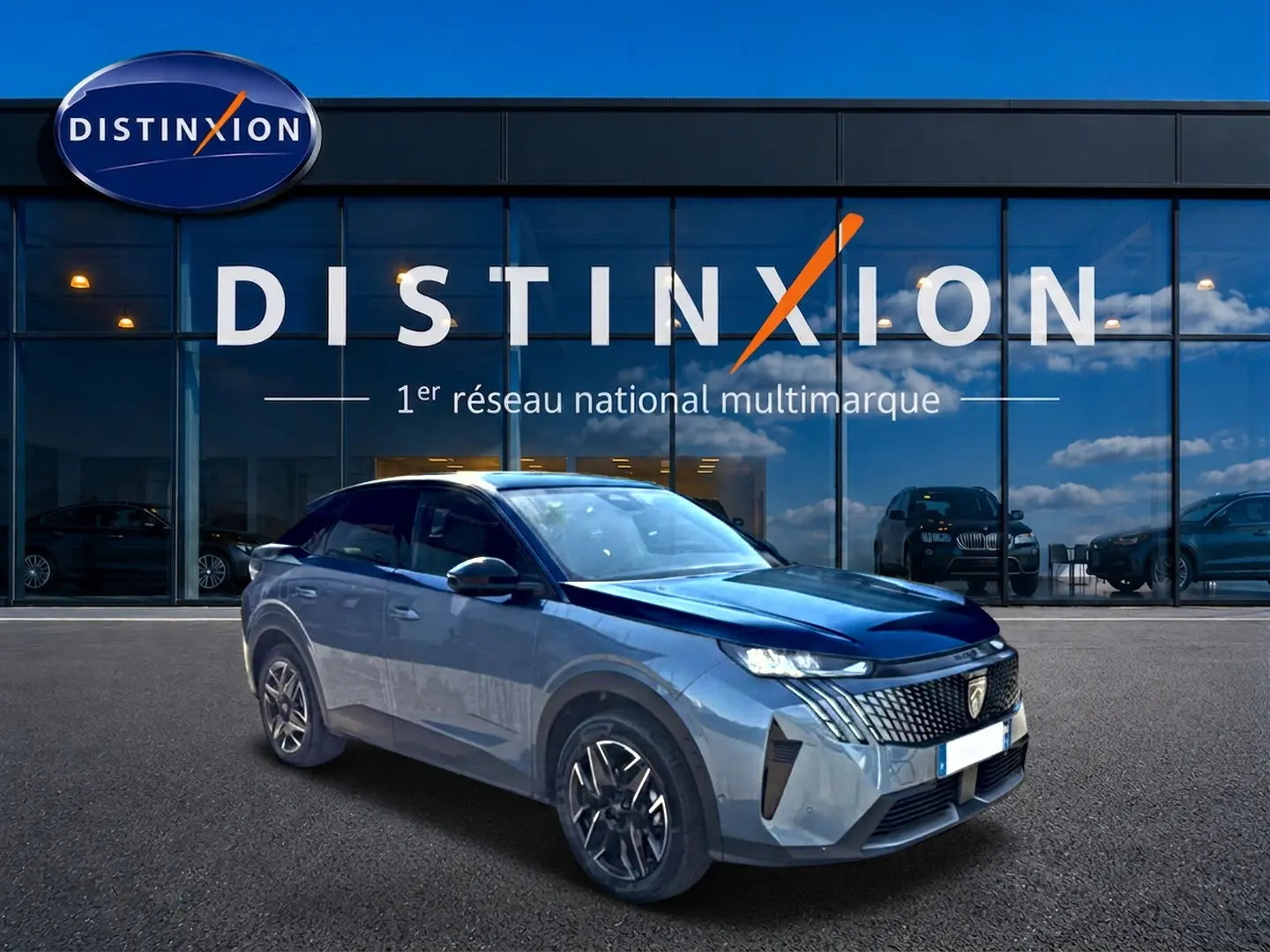 Peugeot 3008 bleu en 3/4 avant droit, avec calandre distinctive et jantes alliage, devant vitrine Distinxion.