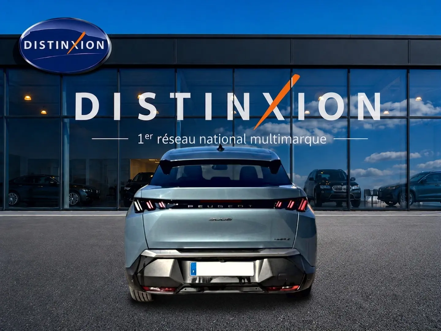 Vue arrière d'un Peugeot 3008 bleu 2025 garé devant une vitrine avec logo Distinxion en arrière-plan.