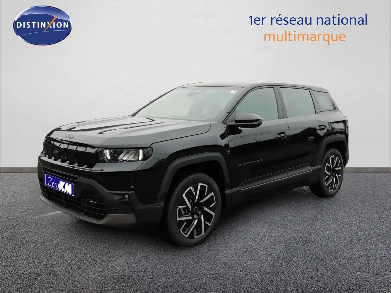 Jeep Compass MHEV 145ch noir Vulcano métal en 3/4 avant droit, avec jantes alliage et calandre marquée.