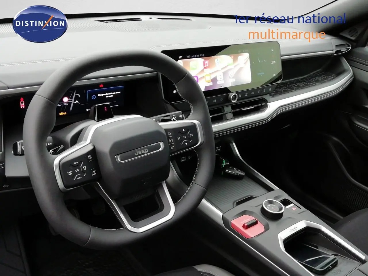 Intérieur du Jeep Compass 2026 en vue avant, volant cuir noir, tableau de bord numérique et écran tactile large.