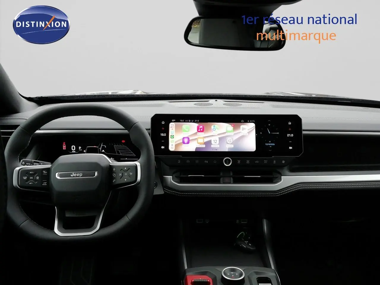 Vue intérieure frontale du tableau de bord et volant noir du Jeep Compass MHEV 145CH BVA Altitude 2026.