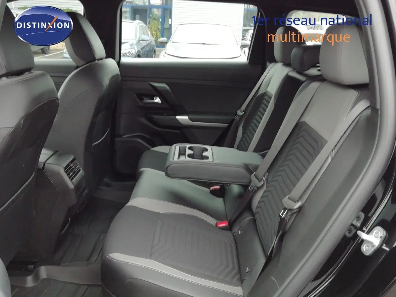 Vue intérieure arrière côté droit du Jeep Compass MHEV 145CH BVA Altitude avec sièges noirs et accoudoir central rabattable.