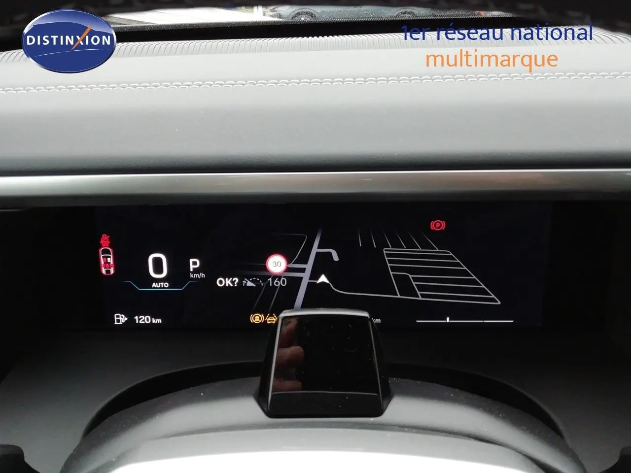 Tableau de bord numérique du Jeep Compass MHEV 2026 affichant la navigation et la vitesse, vue frontale intérieure.