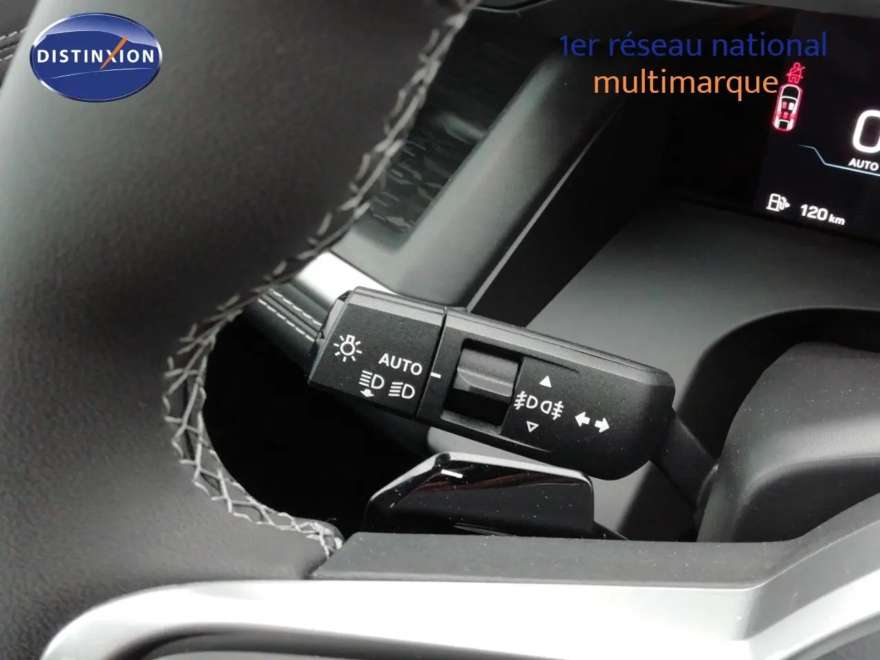 Gros plan sur la manette de commande des phares à gauche du volant du Jeep Compass noir Vulcano 2026.