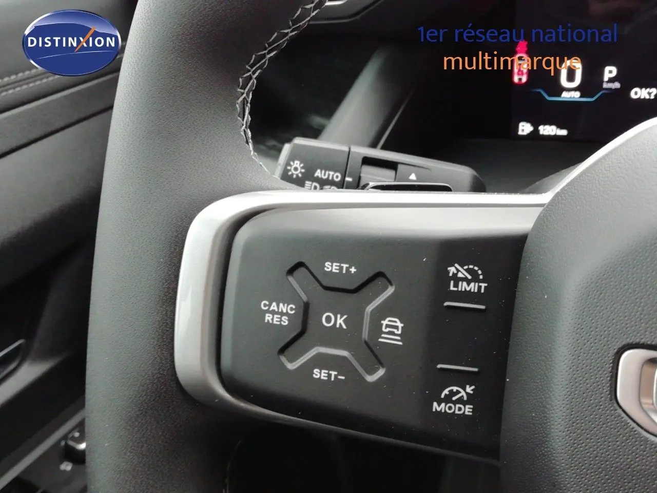 Gros plan sur les commandes au volant du Jeep Compass noir Vulcano, mettant en valeur les fonctions de régulateur de vitesse.