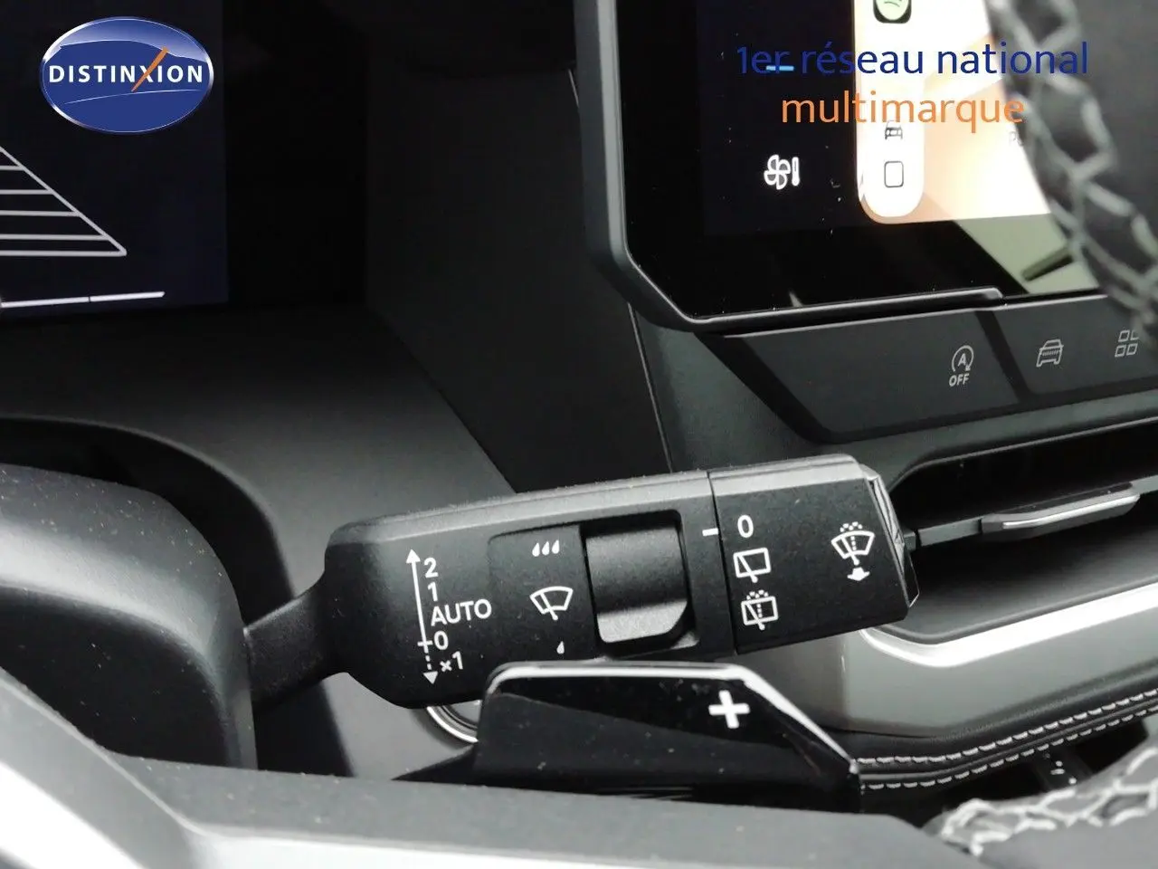 Gros plan sur la commande d’essuie-glace à gauche du volant dans l’habitacle noir du Jeep Compass noir Vulcano.