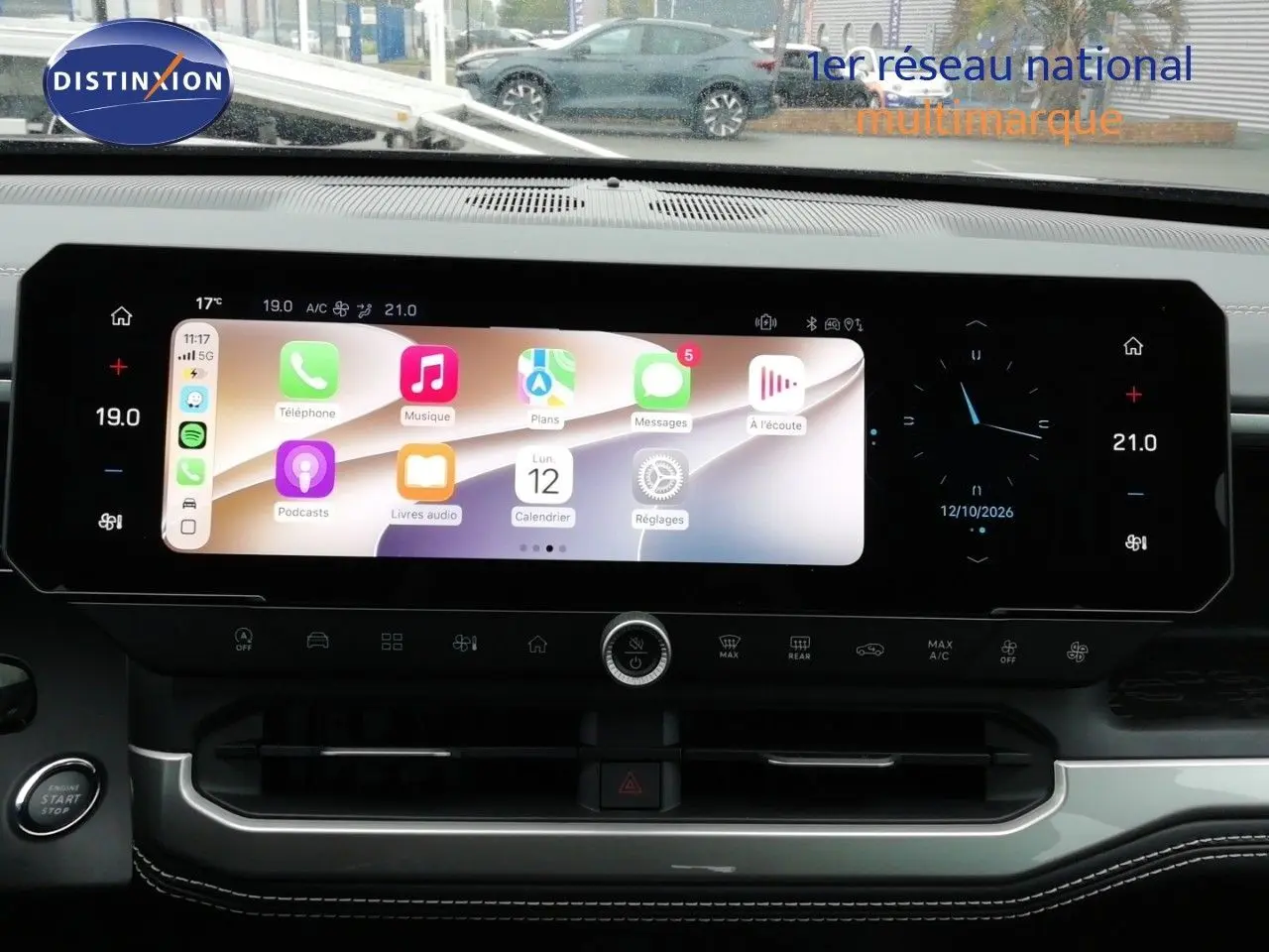 Vue rapprochée du tableau de bord du Jeep Compass noir Vulcano, avec écran tactile large affichant les applications connectées.