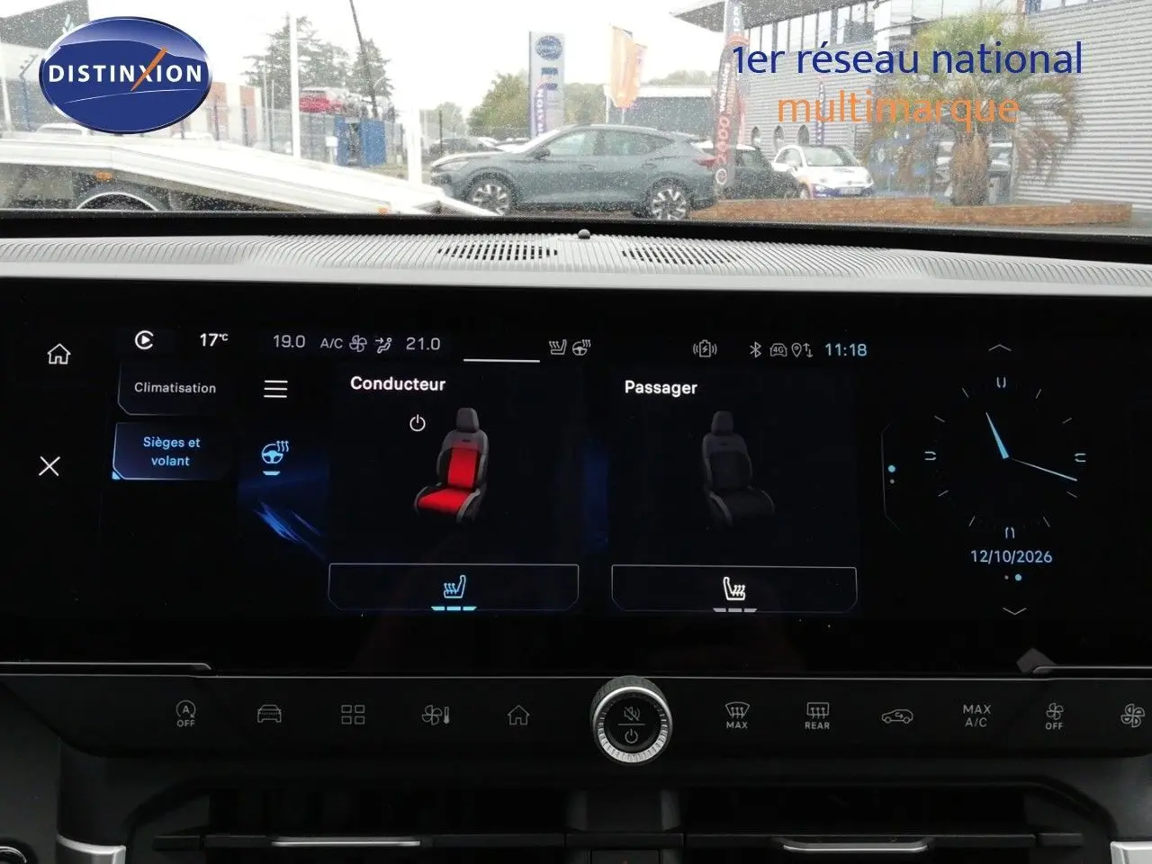 Écran tactile intérieur du Jeep Compass 2026 montrant les réglages des sièges chauffants côté conducteur et passager.