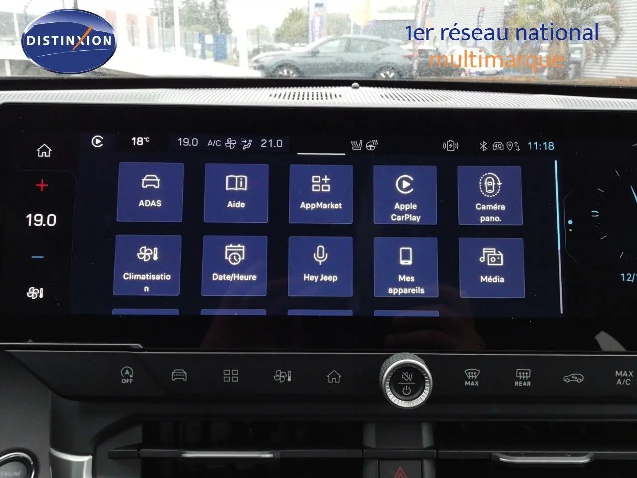 Écran tactile central du Jeep Compass MHEV 145CH BVA Altitude 2026, affichant les options connectées et climatisation.