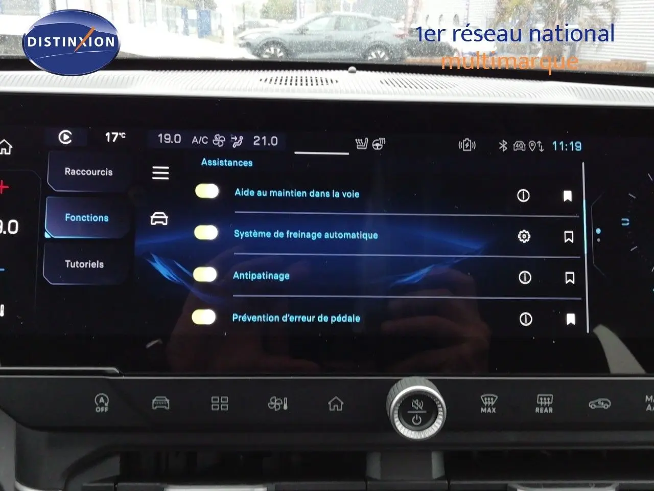 Écran tactile central du Jeep Compass noir Vulcano montrant les assistances à la conduite activées.