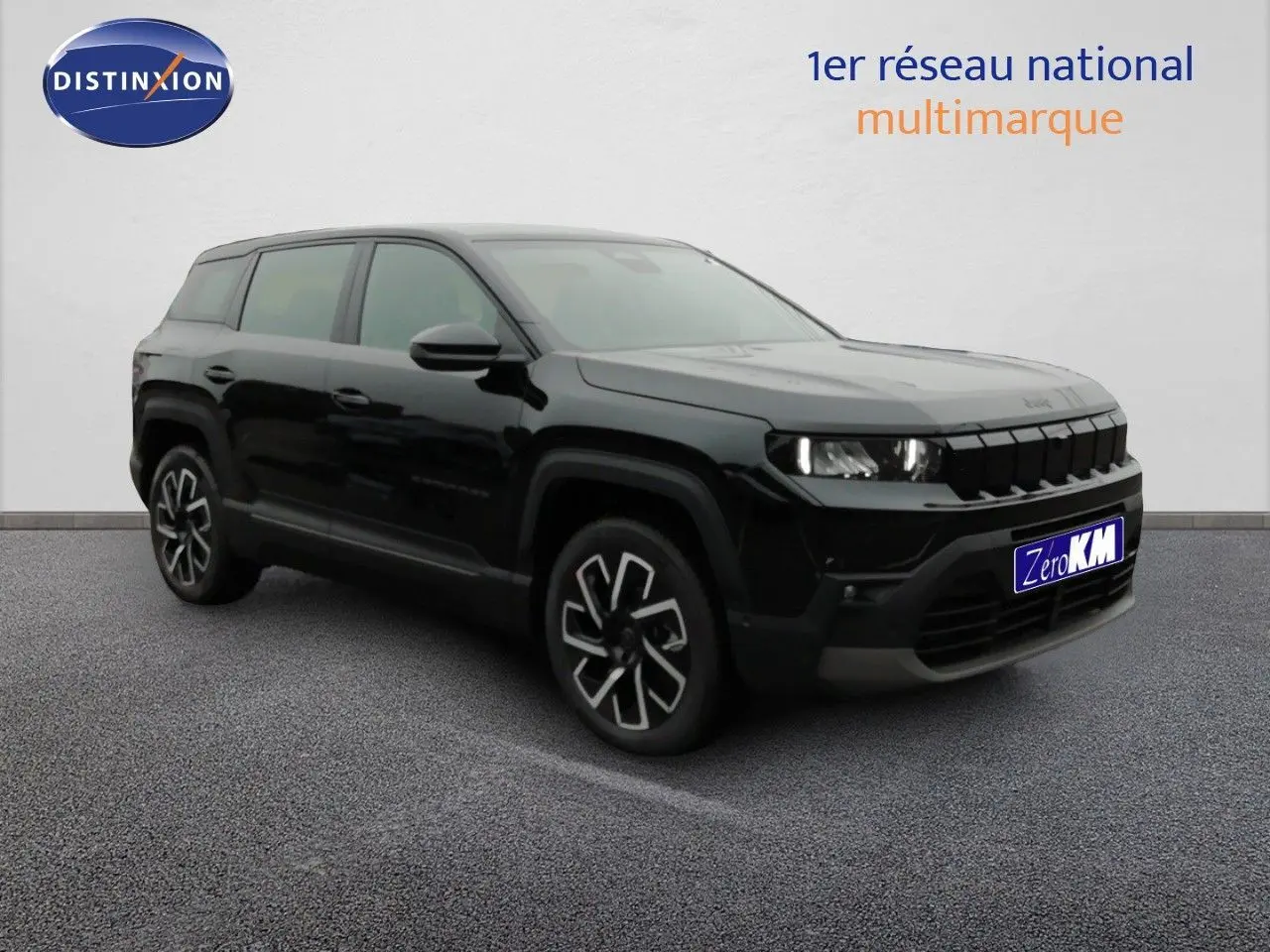 Jeep Compass noir Vulcano métal en 3/4 avant droit, avec calandre distinctive et jantes stylisées visibles.