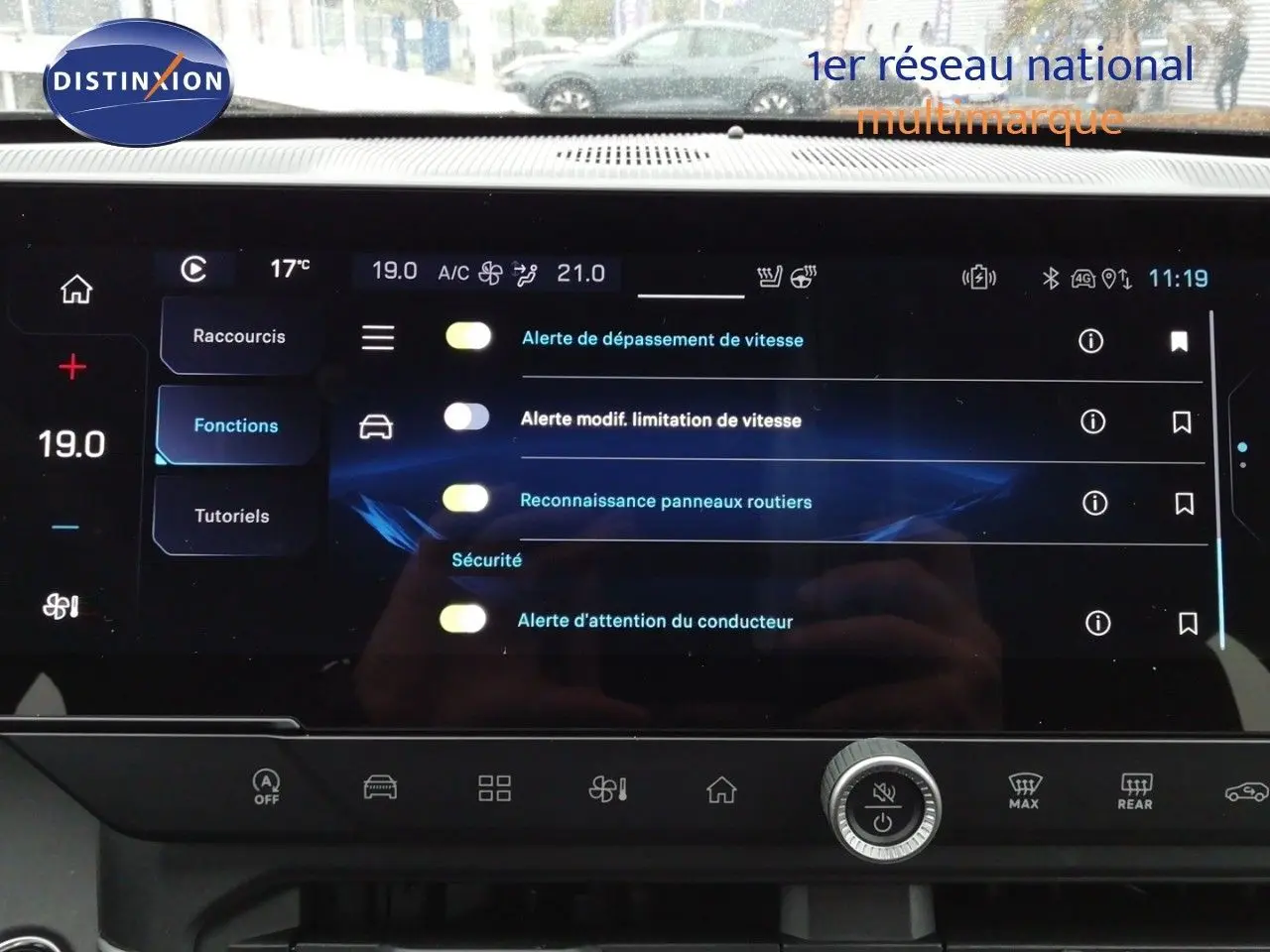 Écran tactile central du Jeep Compass 2026 montrant les réglages d’alerte de sécurité et climatisation.