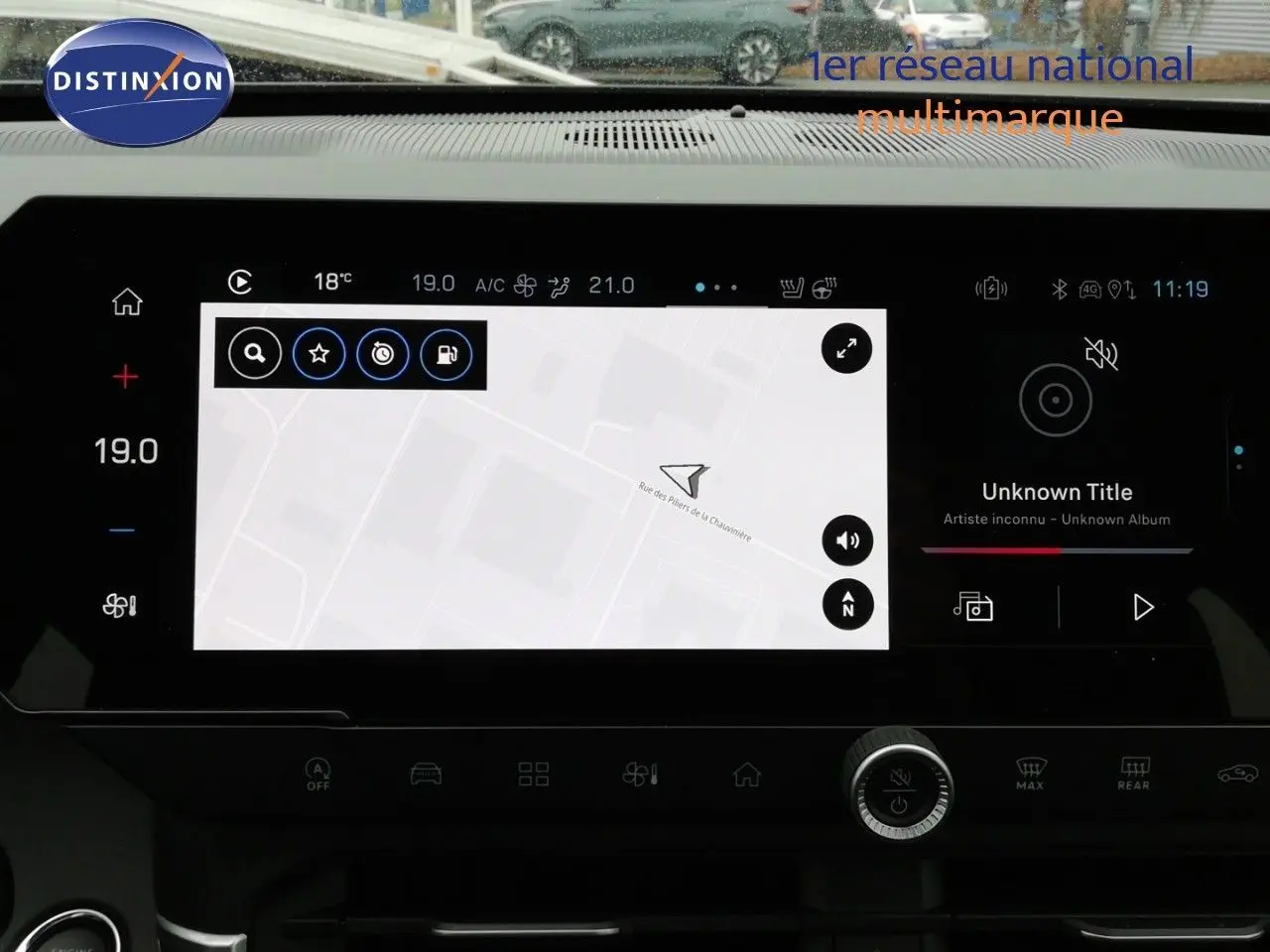 Vue intérieure du tableau de bord du Jeep Compass 2026, écran tactile affichant la navigation et les commandes multimédia.