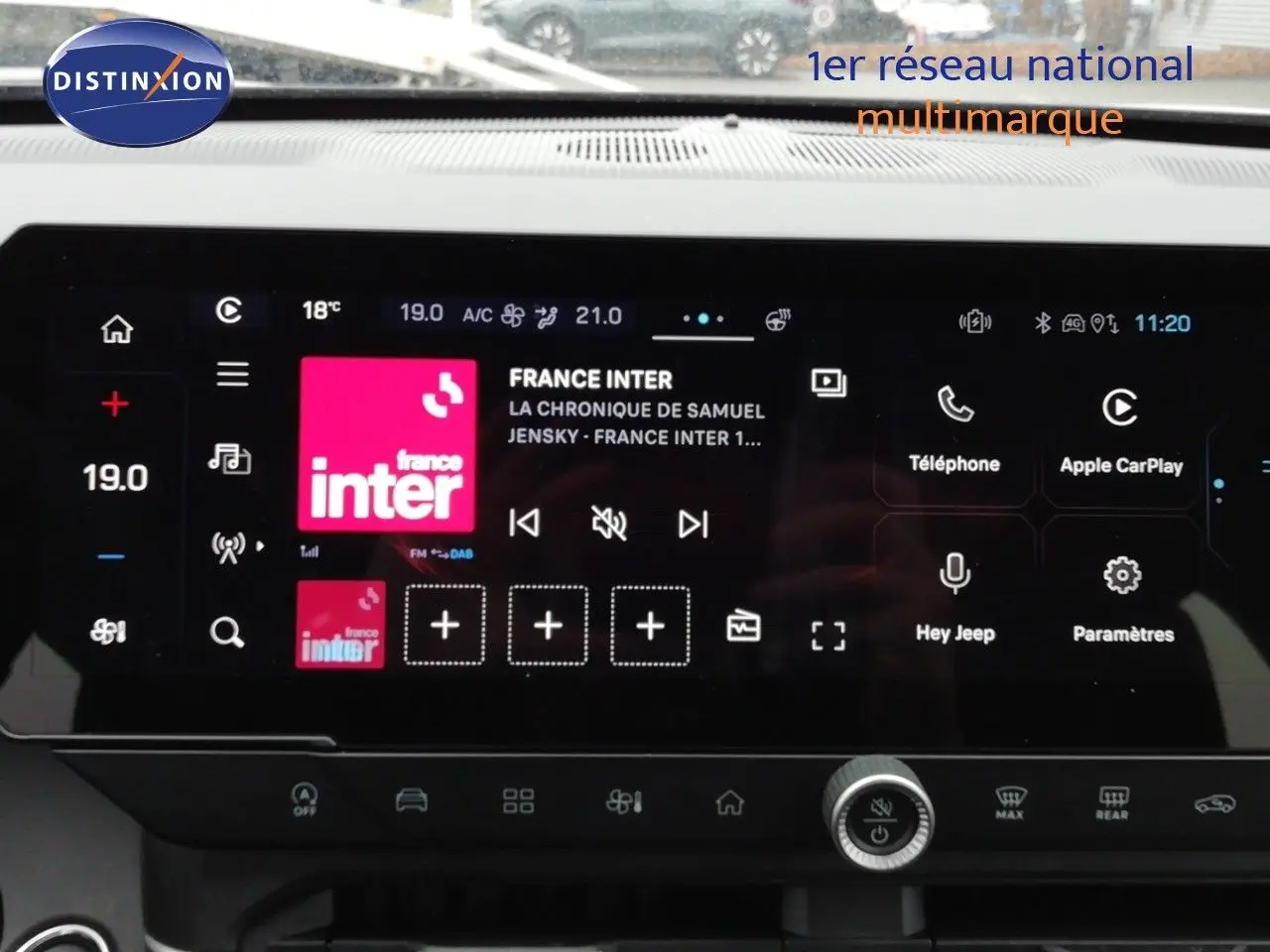 Vue intérieure du tableau de bord du Jeep Compass 2026 noir Vulcano, avec écran tactile multimédia affichant France Inter.