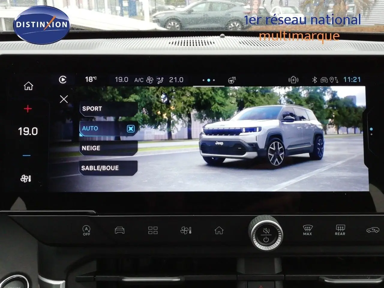 Vue avant droite de la Jeep Compass 2026 noir Vulcano métal affichée sur l'écran multimédia du véhicule.