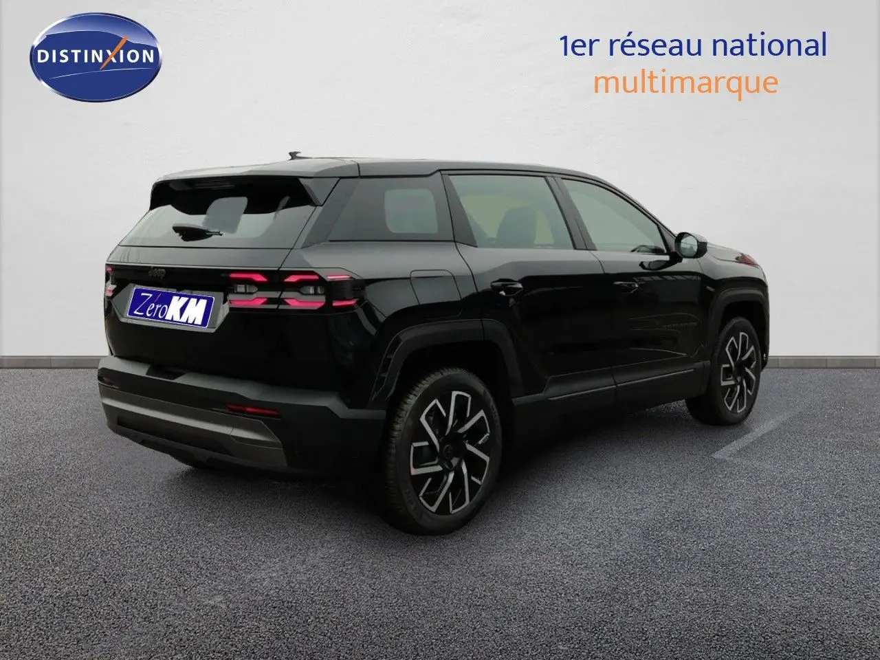 Jeep Compass MHEV 145ch BVA Altitude noir Vulcano métal, vue 3/4 arrière droit avec jantes distinctives.