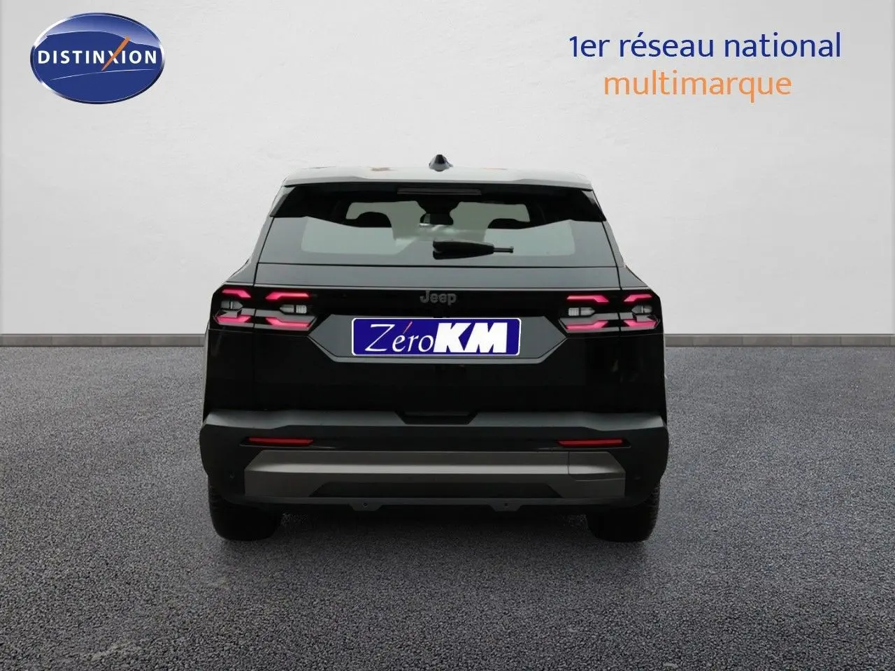 Vue arrière du Jeep Compass noir Vulcano Metal 2026 avec feux LED et plaque Zero KM visible sur fond neutre.