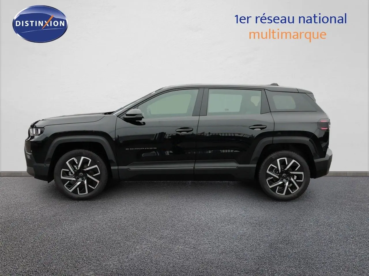 Vue de profil côté gauche d’un Jeep Compass noir Vulcano métallisé, avec jantes alliage et lignes robustes.