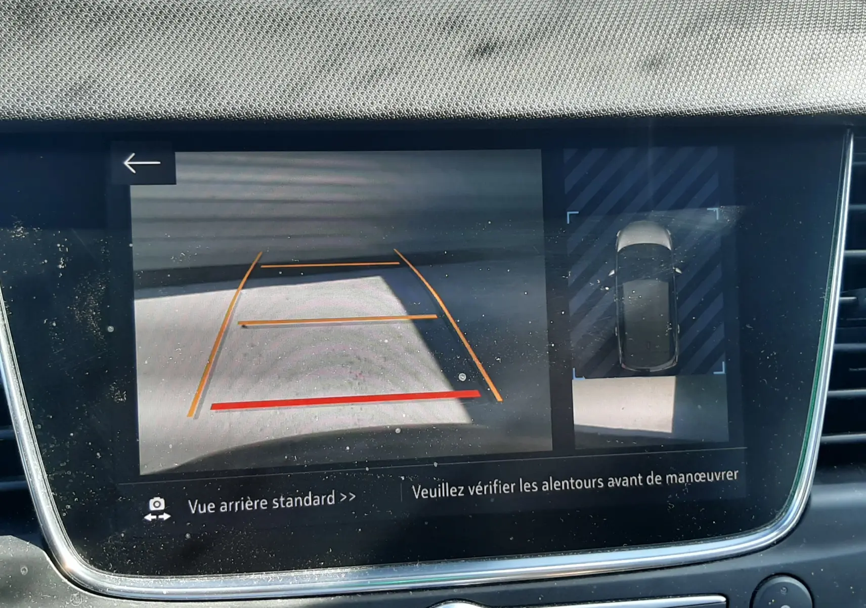 Écran de caméra de recul et vue 360° dans l'habitacle d'une Opel Crossland noir avec toit blanc, version 2019.