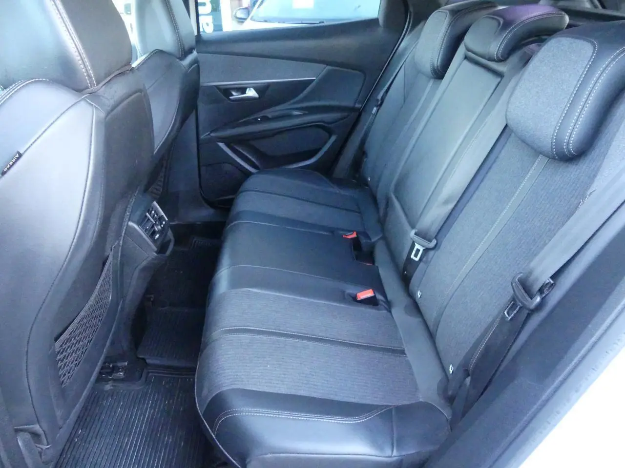 Vue côté droit de la banquette arrière noire en TEP et tissu du Peugeot 3008 GT Line 2020 avec ceintures et appuis-tête.