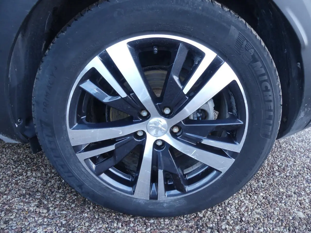 Gros plan sur la jante alliage bi-ton 18 pouces Detroit du Peugeot 3008 blanc nacré, version GT Line.