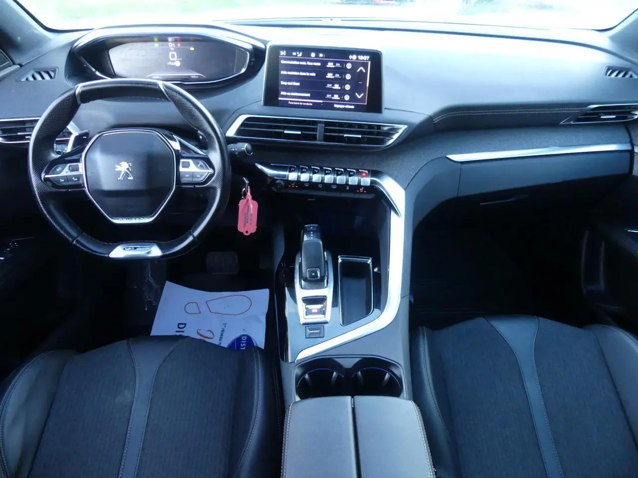 Vue intérieure avant du Peugeot 3008 GT Line 2020, tableau de bord noir avec volant compact et écran tactile central.