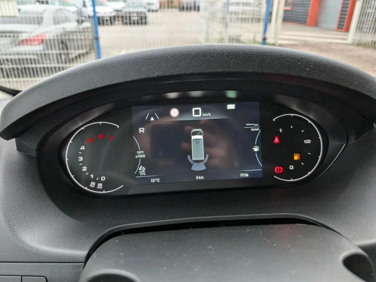 Tableau de bord numérique du Citroën Jumper 2025 affichant compte-tours, jauge carburant et assistance au stationnement en marche arrière.