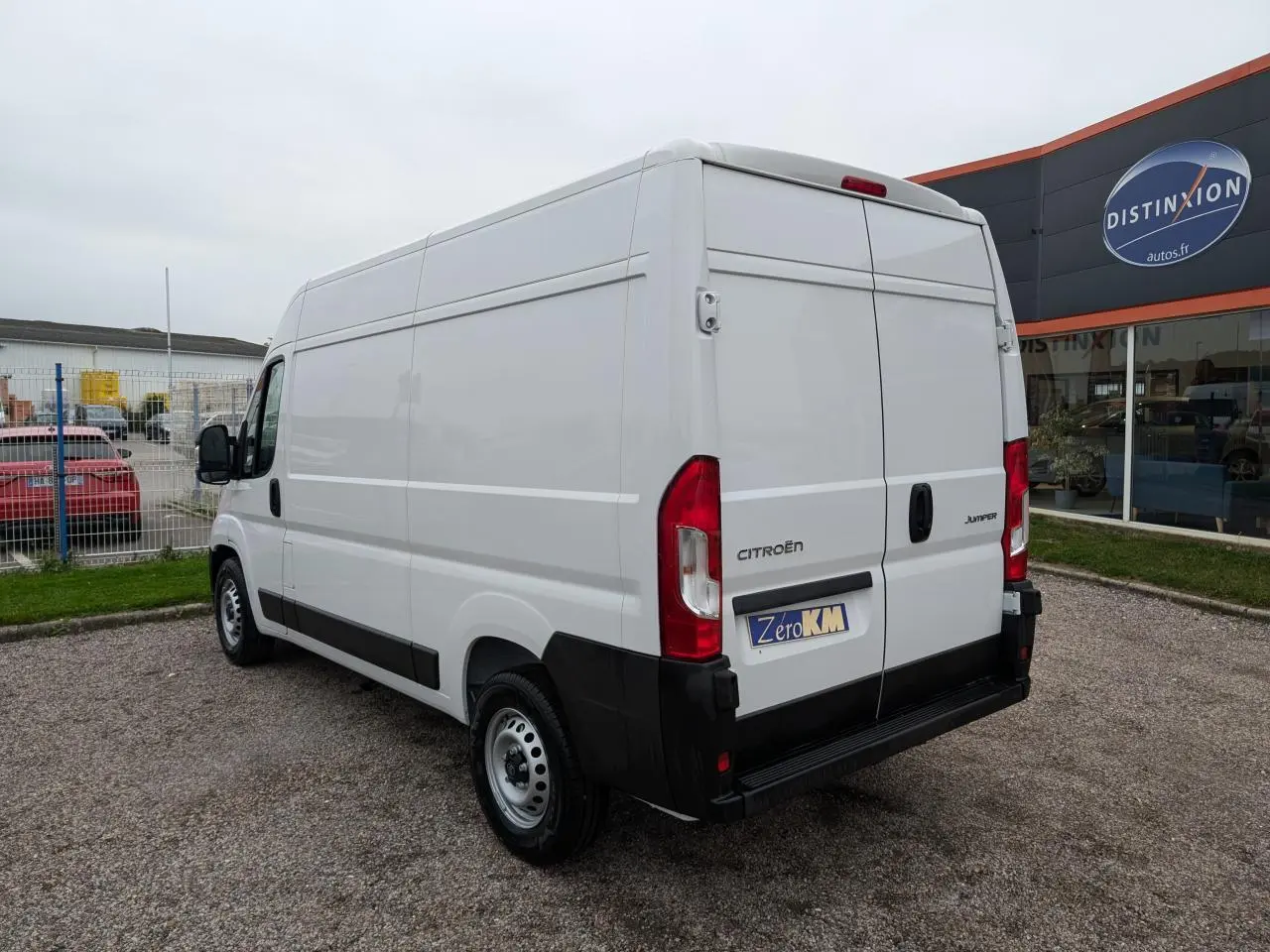Vue 3/4 arrière droite du Citroën Jumper blanc 2025, fourgon utilitaire avec portes arrière battantes et jantes acier.