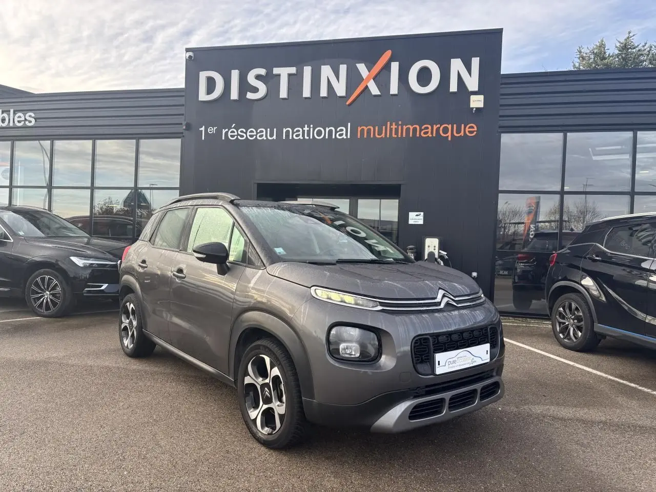 Citroën C3 Aircross gris platinium avec toit noir perlé, vue 3/4 avant droit, jantes alliage 17 pouces damantées.