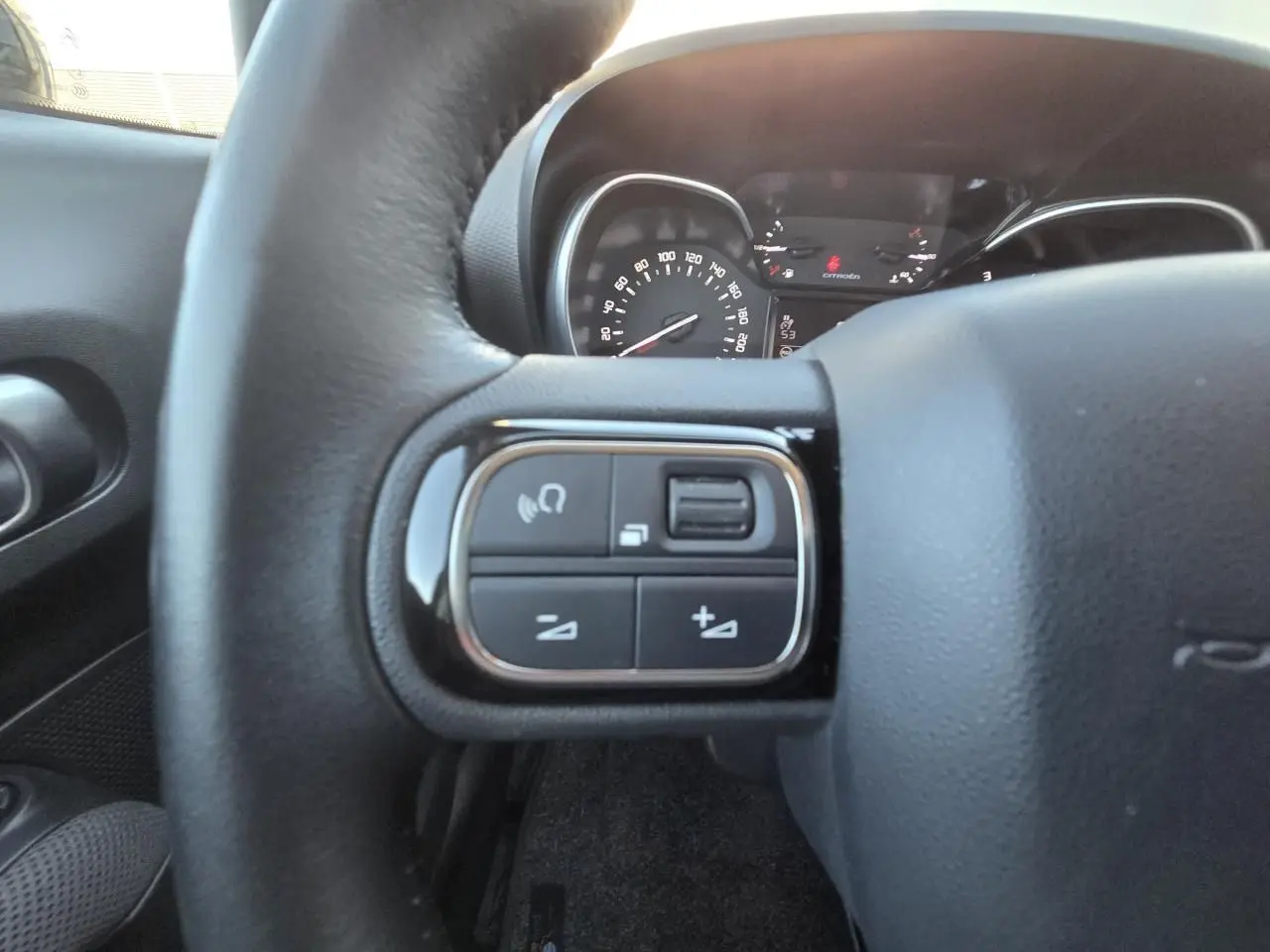 Écran de caméra de recul du Citroën C3 Aircross 2021 montrant les lignes de guidage et l'affichage top rear vision.