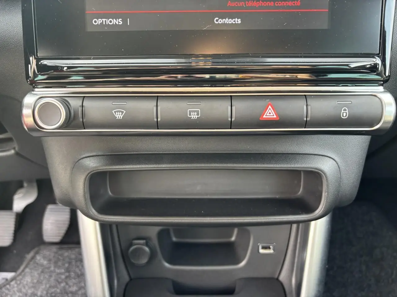 Écran tactile central de la Citroën C3 Aircross 2021 affichant la climatisation réglée à 21°C.
