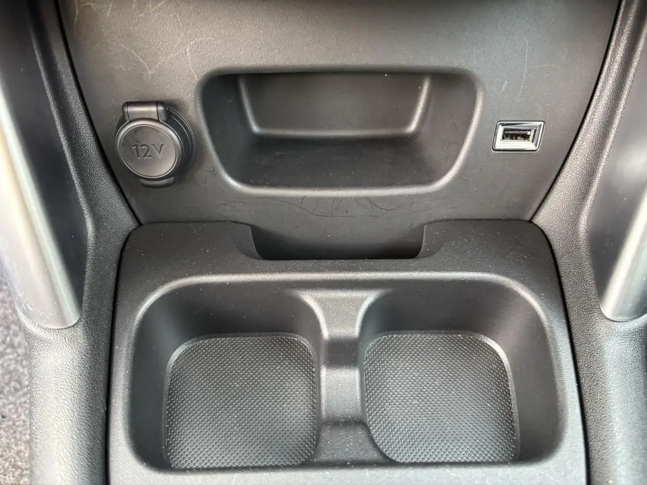 Gros plan sur les commandes audio au volant cuir noir du Citroën C3 Aircross 2021, tableau de bord en arrière-plan.