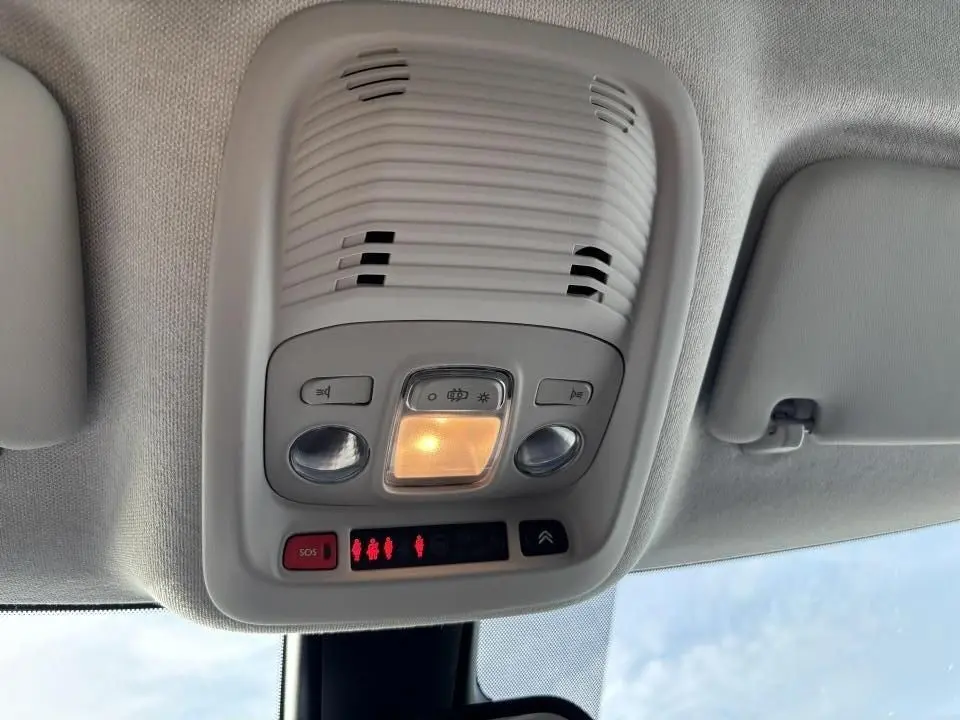 Gros plan sur les commandes audio au volant en cuir noir de la Citroën C3 Aircross 2021, tableau de bord en arrière-plan.