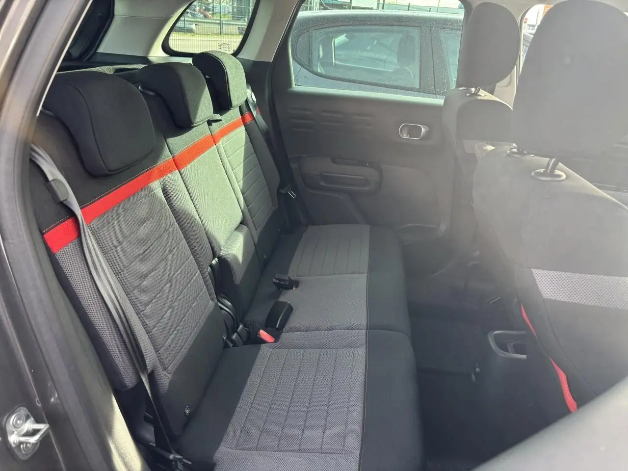 Gros plan sur la roue arrière droite d'une Citroën C3 Aircross gris platinium avec jante alliage 17'' damantée.