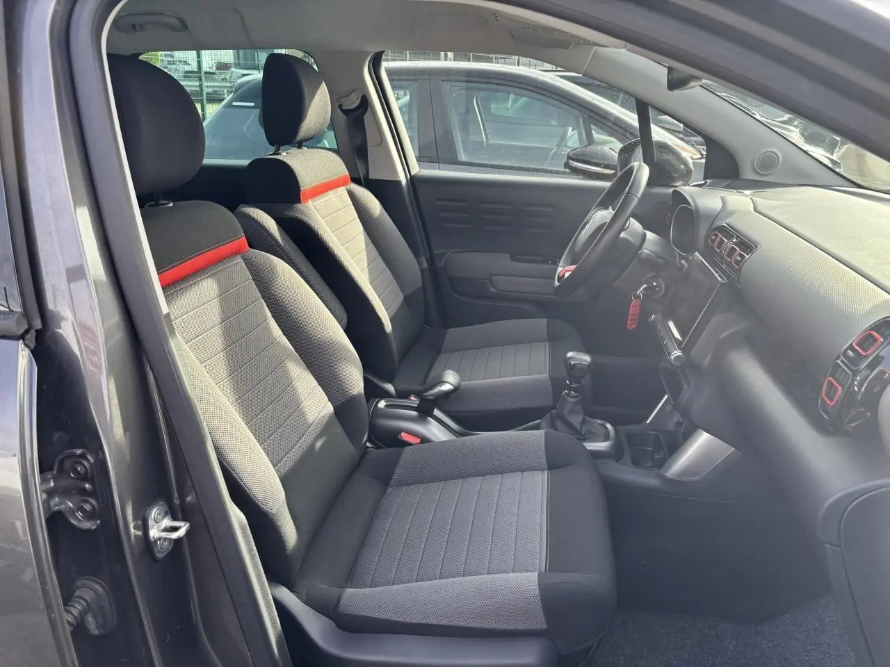 Gros plan sur la jante alliage 17'' diamantée noire et argentée du Citroën C3 Aircross gris platinium.