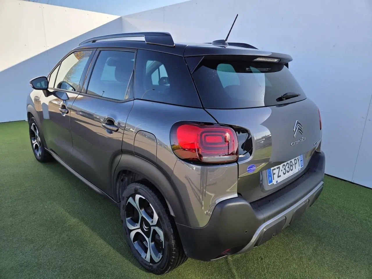 Profil côté gauche d'un Citroën C3 Aircross gris platinium avec toit noir perlé et jantes alliage 17 pouces.