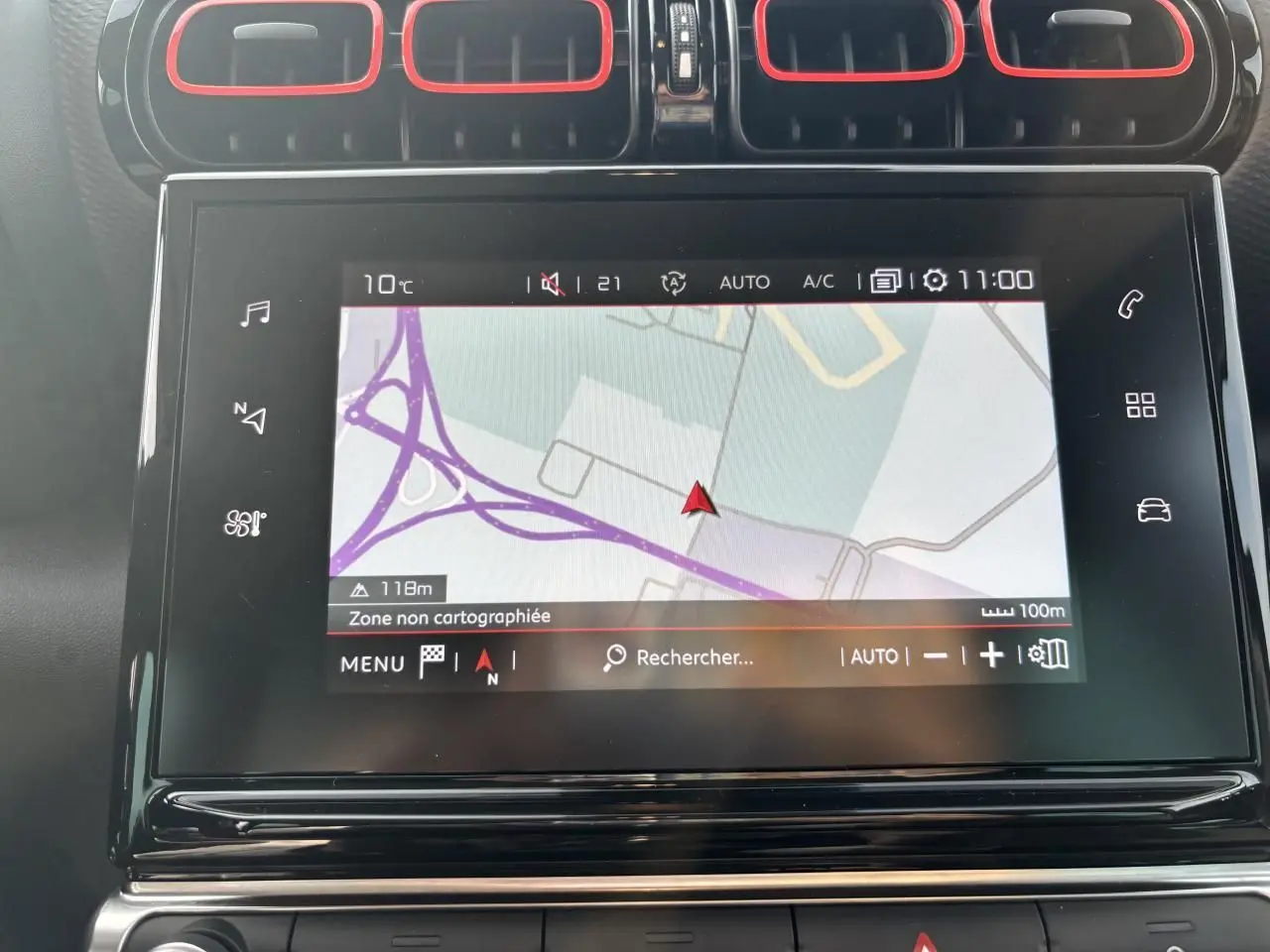 Écran tactile central du tableau de bord du Citroën C3 Aircross 2021 avec navigation et aérateurs rouges en haut.