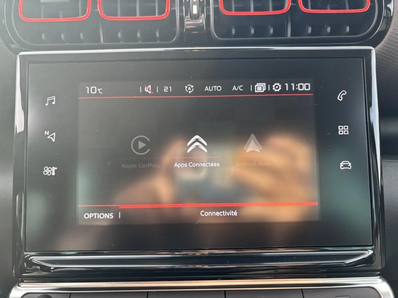Écran tactile central de la Citroën C3 Aircross 2021 affichant les options de connectivité avec cadre noir brillant.
