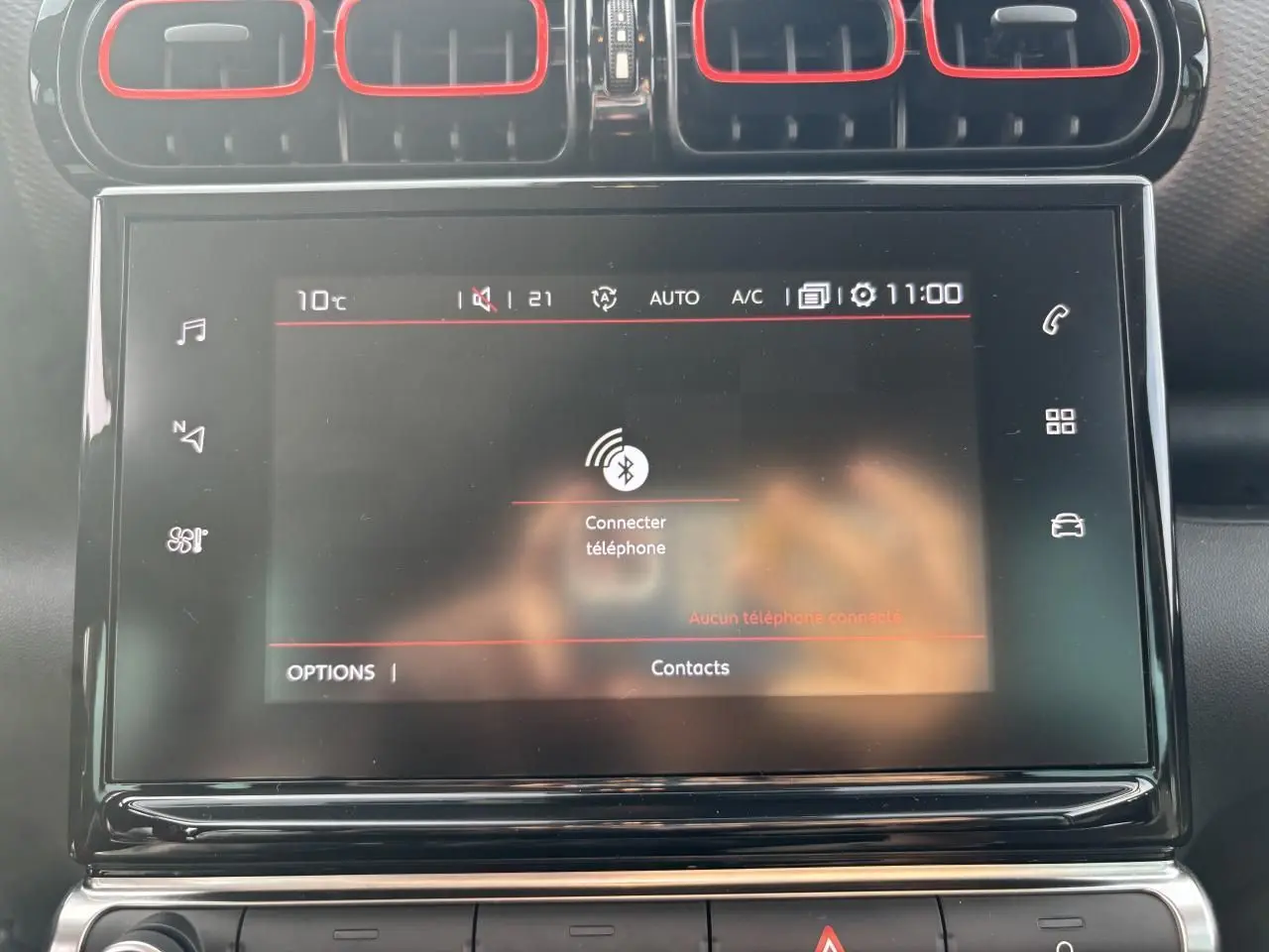 Écran tactile central du tableau de bord du Citroën C3 Aircross 2021 avec interface connectivité téléphone.