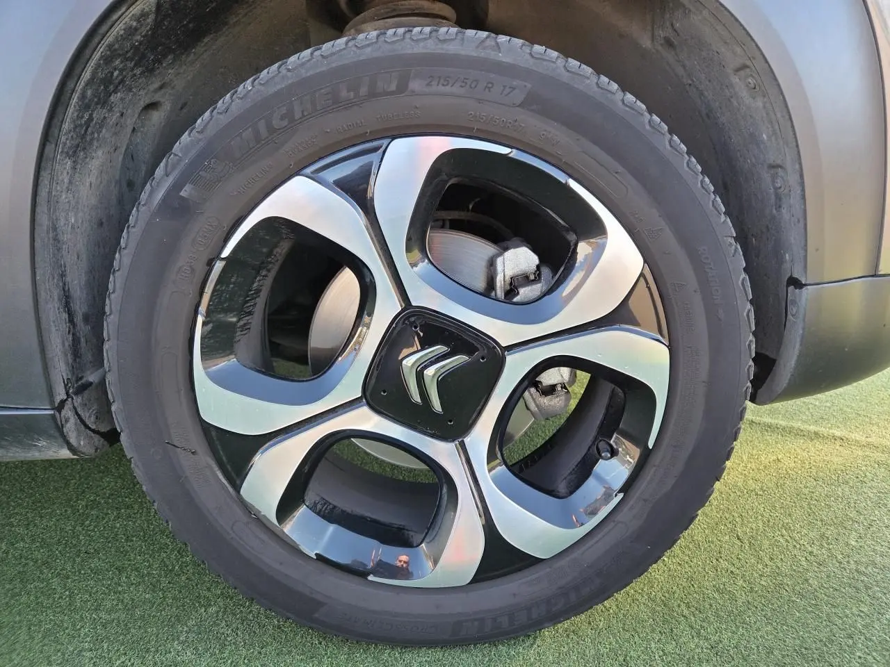 Gros plan sur la jante alliage 17'' diamantée noire et argentée du Citroën C3 Aircross gris platinium.