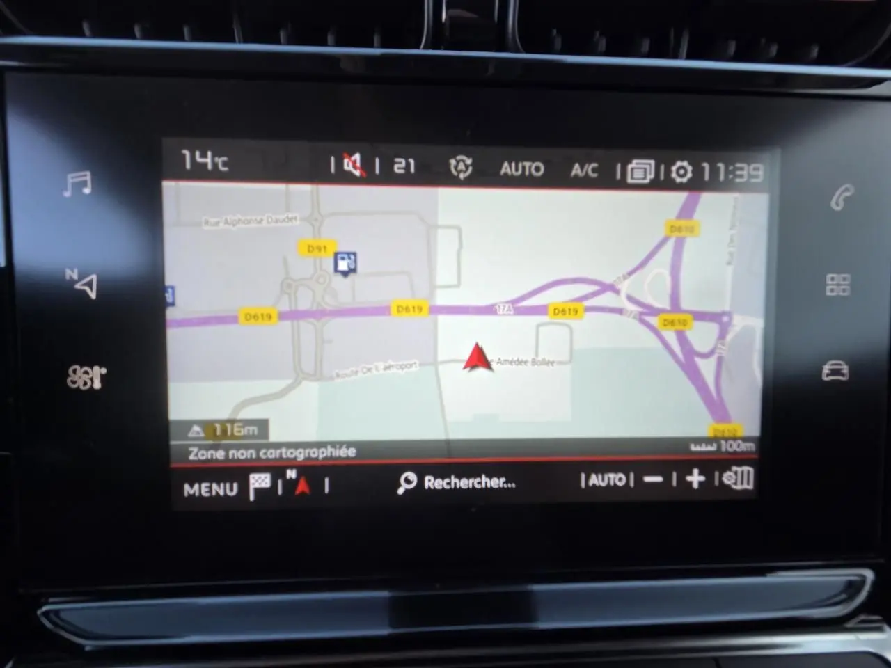 Écran tactile du système de navigation CITROEN Connect Nav avec carte affichée dans un C3 Aircross 2021.