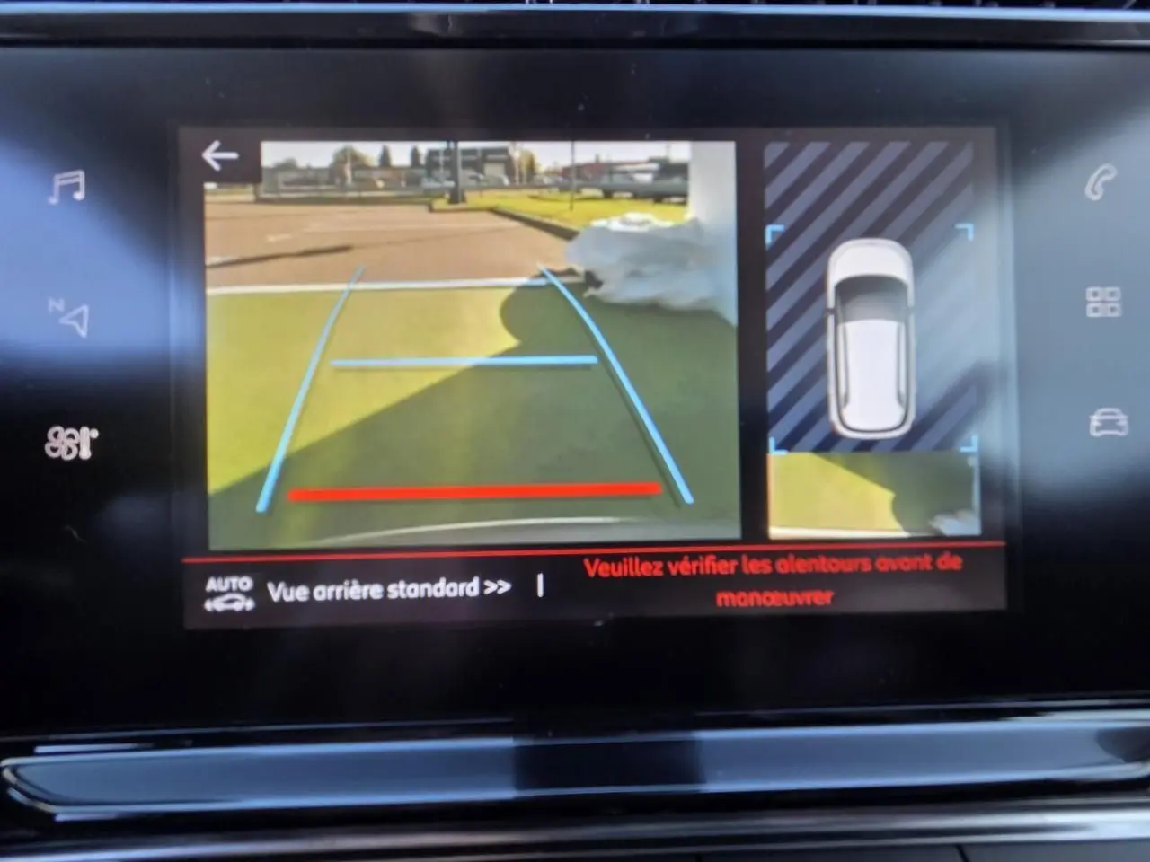 Écran de caméra de recul du Citroën C3 Aircross 2021 affichant les lignes de guidage et vue aérienne du véhicule.