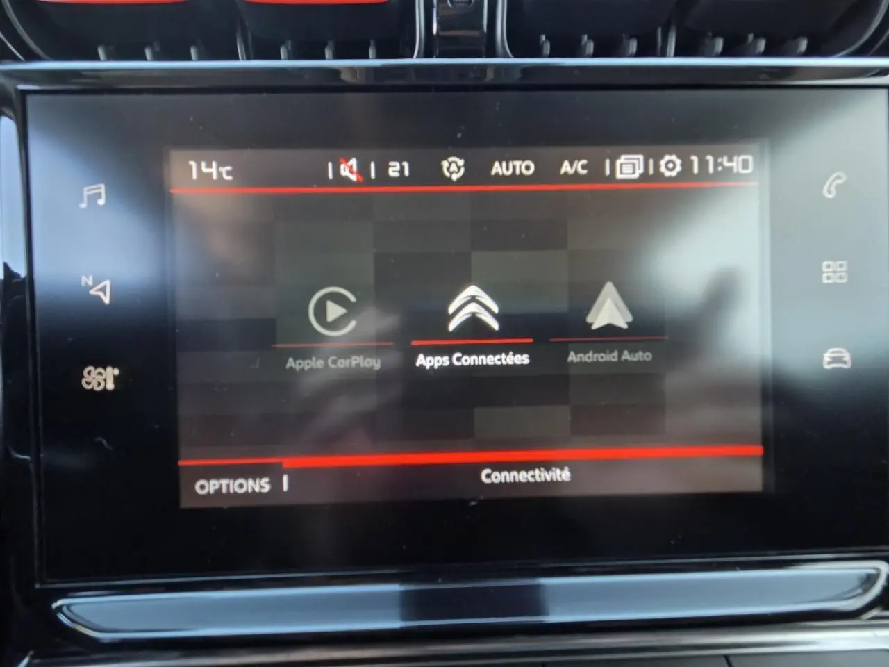 Écran tactile central du Citroën C3 Aircross 2021 avec interface connectée Apple CarPlay et Android Auto.